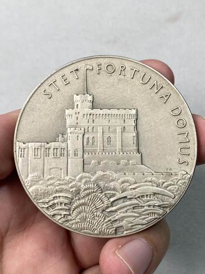 万国钱币拍卖第061期（马年首拍） 1935年英国乔治五世登基25周年大银章 大规格磨砂MATTE工艺 未使用收藏级品质 原盒一并赠送 86.8g 56mm