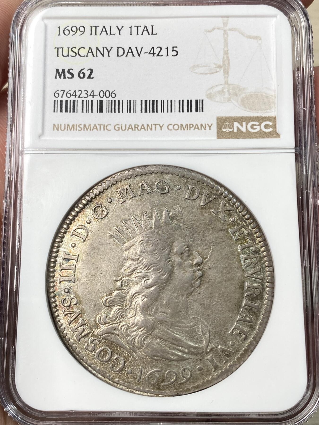 万国钱币拍卖第061期（马年首拍） NGC MS62 1699年意大利托斯卡纳大公科西莫三世·德·美第奇海景塔勒大银 作为佛罗伦萨最为出名的名门望族 文艺复兴的中流砥柱 美第奇家族已然成为了艺术史上绕不开的名字 其对发行钱币的艺术追求自然也是领先于时代 而此枚海景塔勒就是其中的代表之作 这枚发行于17世纪末的大银描绘了当时利沃诺港口的繁荣景象 打制清晰 光度柔和 优雅地中海淡彩包浆环绕 不容错过的典藏级品质