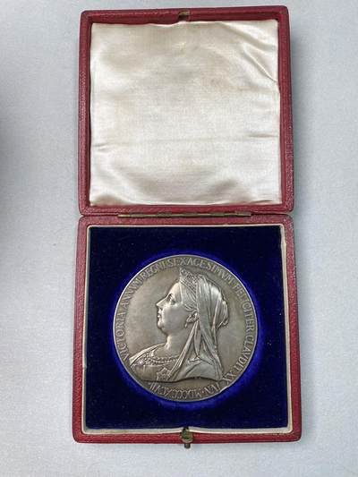 万国钱币拍卖第061期（马年首拍） 1897年英国维多利亚登基60周年纪念大银章 大规格天鹅绒淡彩 边缘小磕 原盒一并赠送 87g 55mm