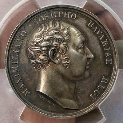 万国钱币拍卖第061期（马年首拍） PCGS SP63 1824年德国巴伐利亚马克西米利安一世执政25周年纪念大银章 精铸高浮雕 巴伐利亚狮子凯旋门庄严肃立 原味欧陆五彩环绕 48MM大规格 PC唯一冠军分