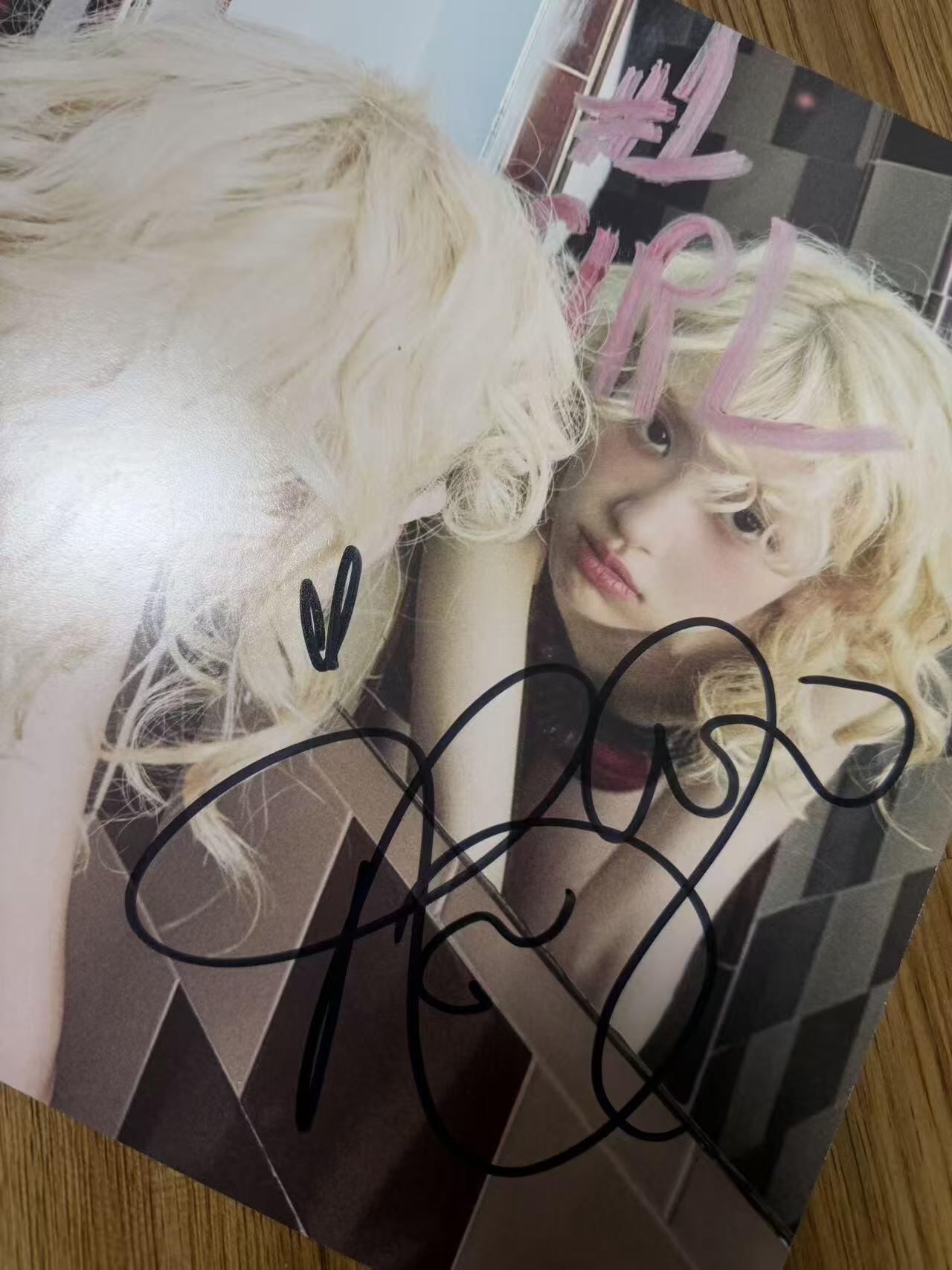 零元拍：BLACKPINK主唱ROSÉ亲签ROSIE 아이돌 카드 “偶像卡”，🇰🇷带回，完美无瑕，愿年年的玫瑰，都为你盛放，朴彩英29岁生日快乐：尺寸：27.8×27.8CM