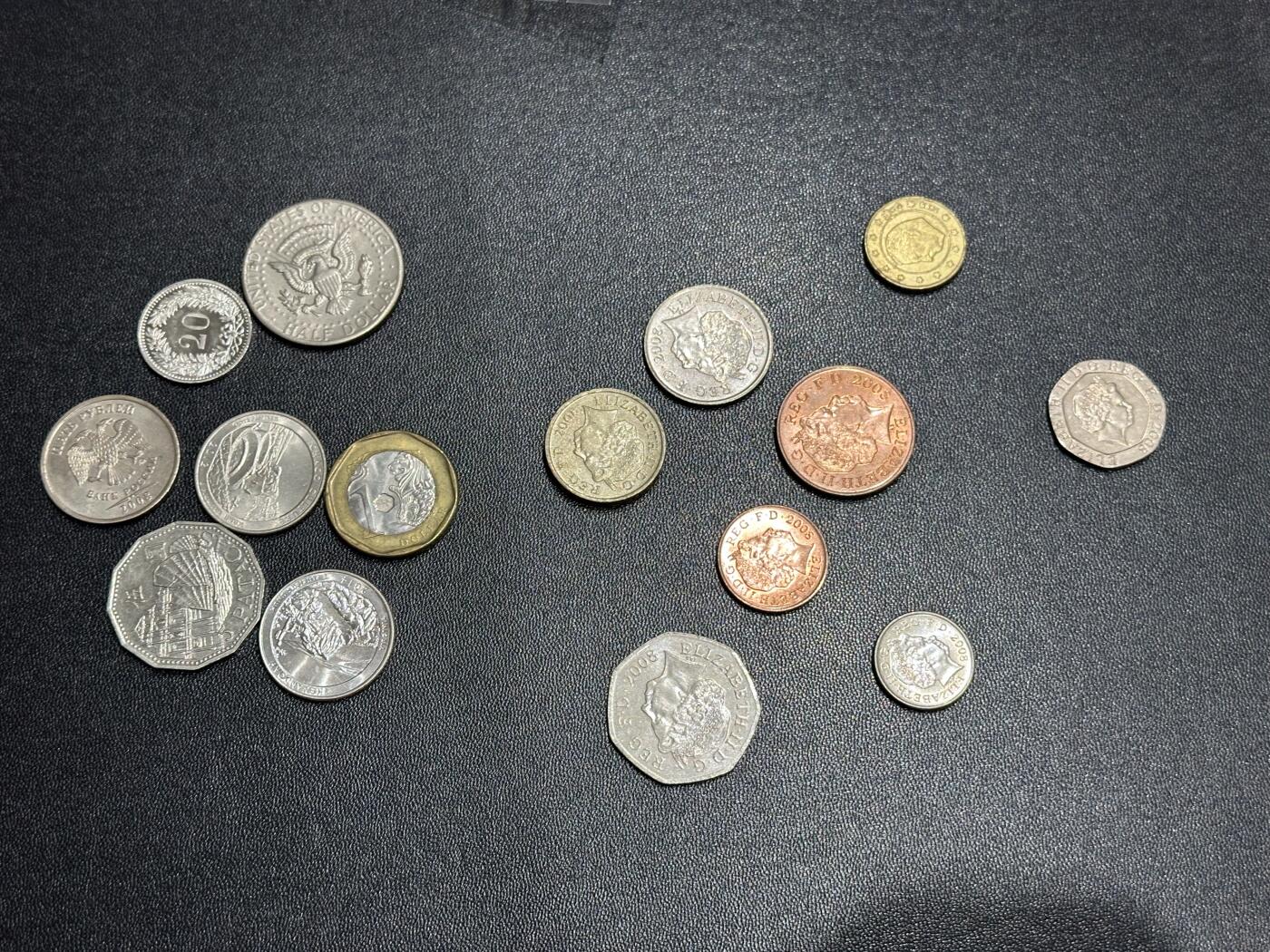 《外钞收藏家》第六百一十一期（农历新年第一场/快递恢复正常再发货）（长期征集拍品、欢迎藏友们联系合作） 英国盾牌银币+美国、澳门、新加坡等硬币15枚一起