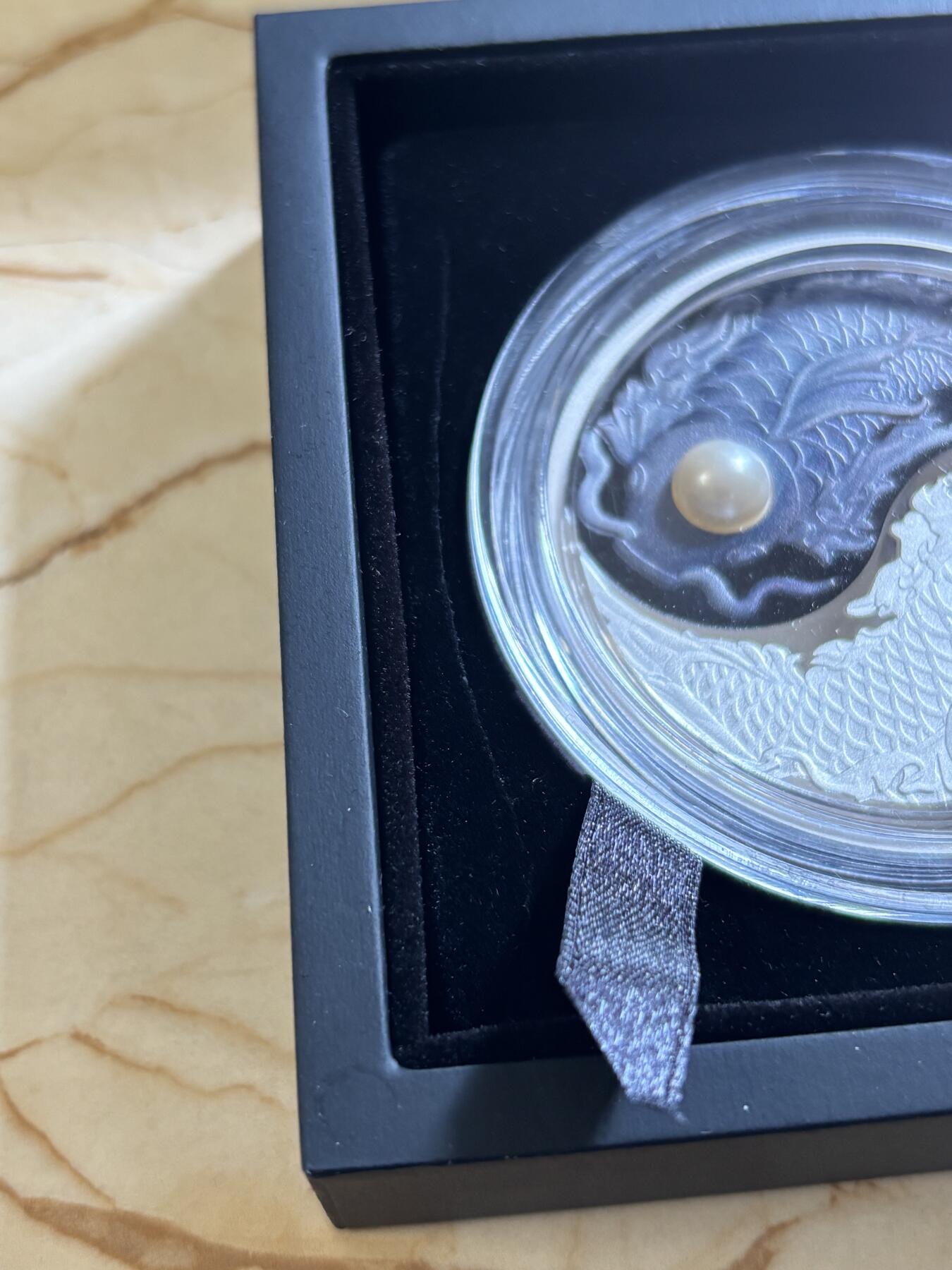 第191期拍卖 图瓦卢2024年阴阳太极锦鲤镶嵌珍珠5盎司彩色银币，9999银，发行750枚，盒子内衬有裂痕