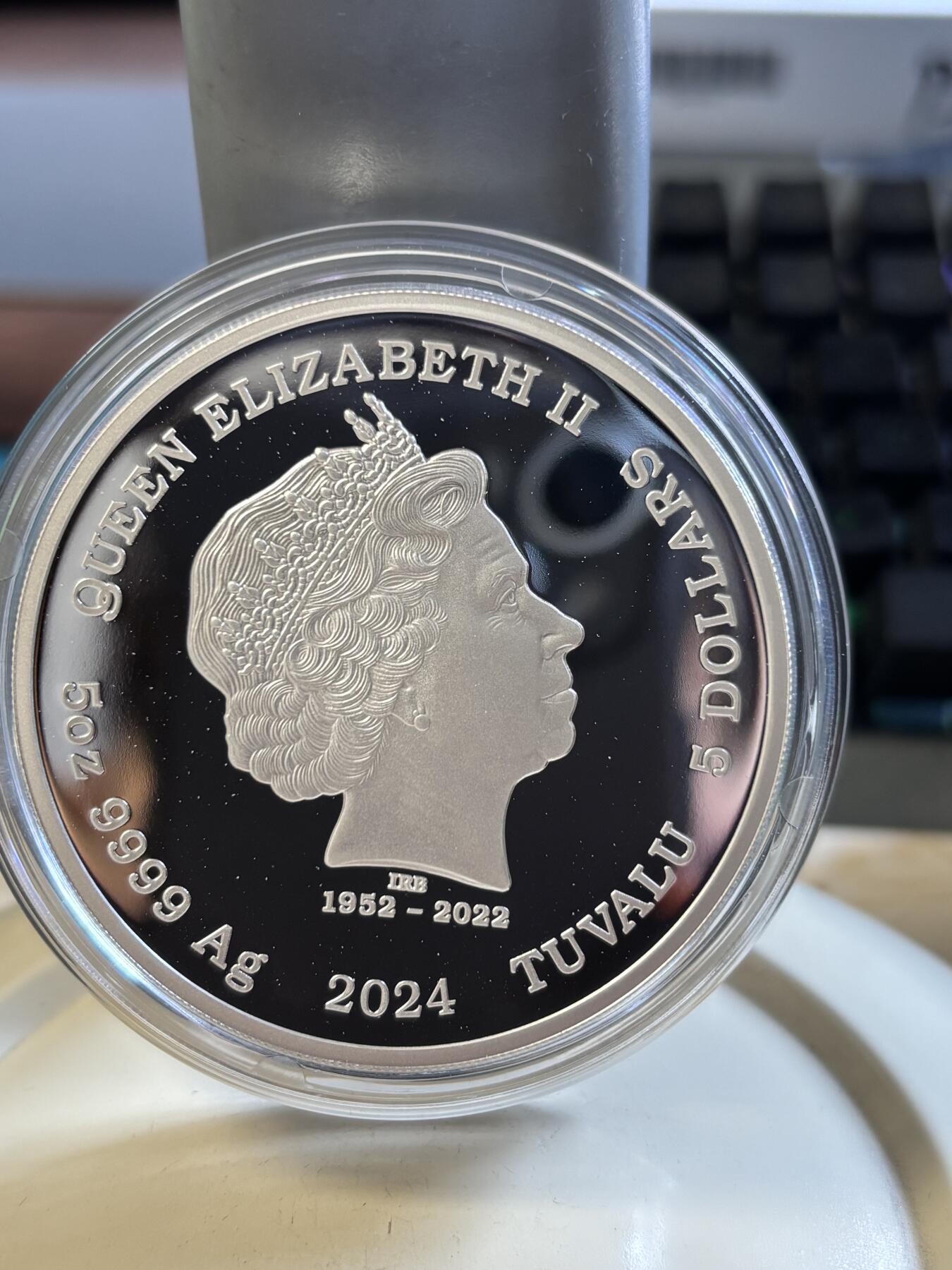 第191期拍卖 图瓦卢2024年阴阳太极锦鲤镶嵌珍珠5盎司彩色银币，9999银，发行750枚，盒子内衬有裂痕