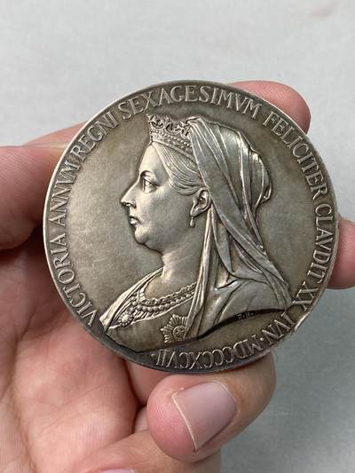 万国钱币拍卖第061期（马年首拍） - 1897年英国维多利亚登基60周年纪念大银章 大规格天鹅绒淡彩 边缘小磕 原盒一并赠送 87g 55mm