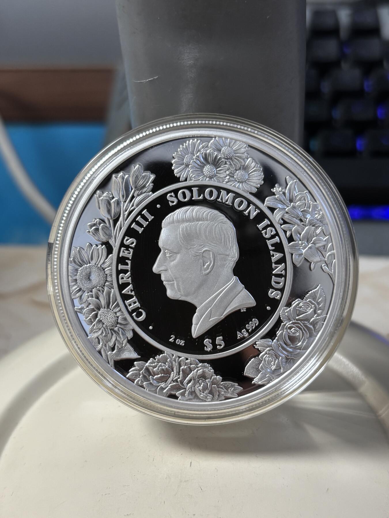 第191期拍卖 所罗门2025年镶嵌牡丹花2盎司纪念银币，999银，发行1500枚