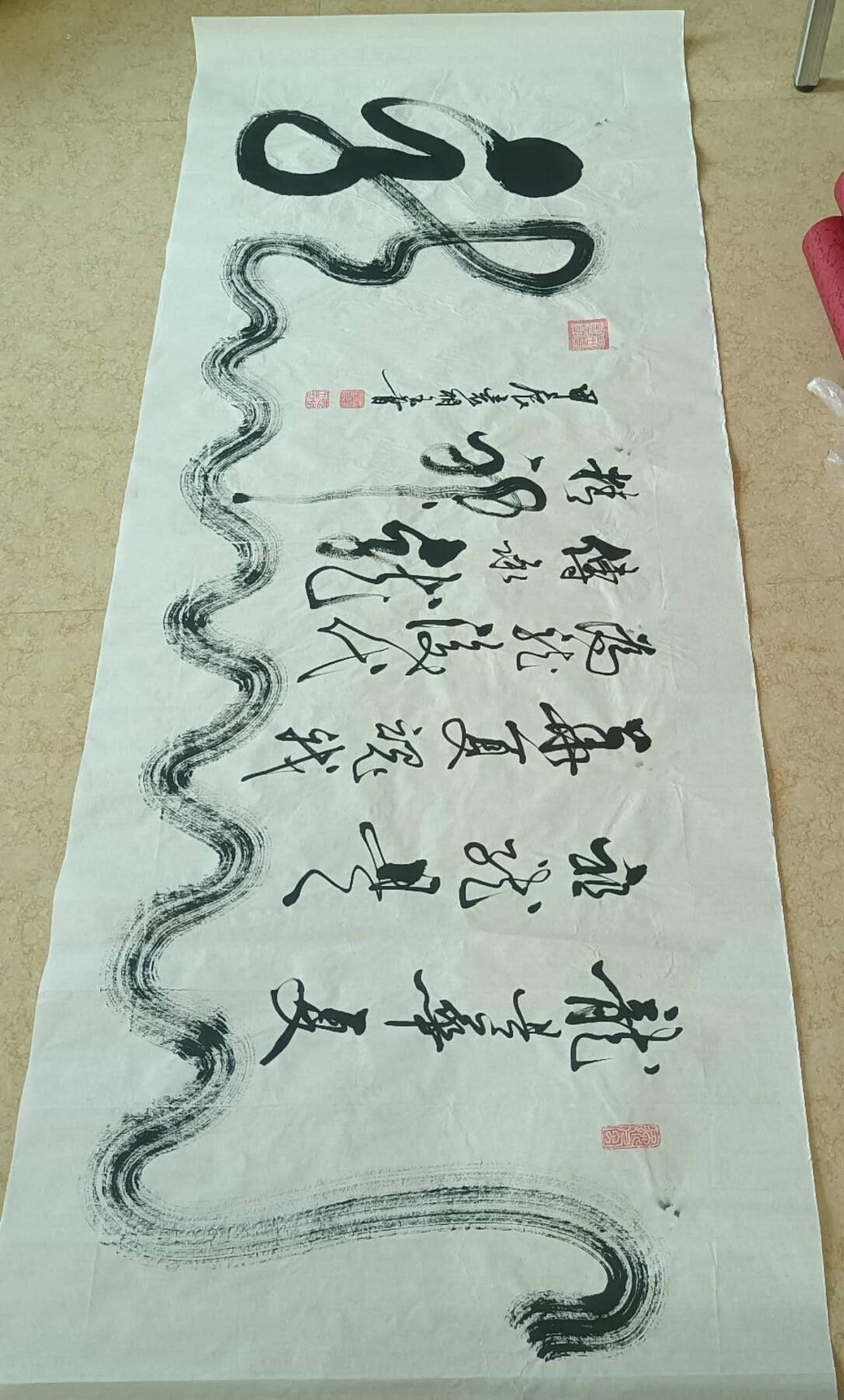 2026第2期  书法专场 【龙】 作者  袁相玉 材质  水墨纸本 尺寸  180x70CM、约11.34平尺 形制  软片 证书  收藏证书 款识  甲辰袁相玉书 钤印  袁相玉印、荣宝鉴赏、德尚、园丁之印 拍品描述    龙为华夏祖，龙是民族魂，我为龙后代传承，龙精神。