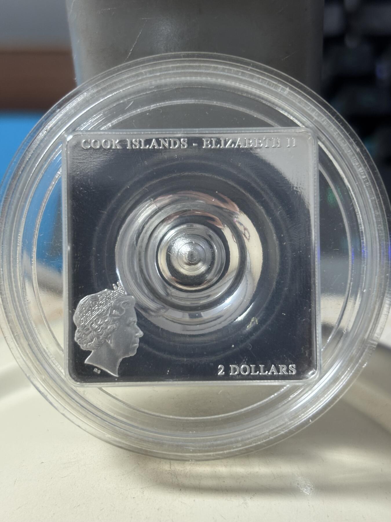 第191期拍卖 获奖库克2015年时空连续体银球镶嵌凹凸面纪念银币，获得2017年克劳斯最佳创意币大奖，999银，发行1500枚