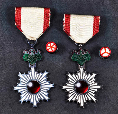 【俄甄集藏】马年新春第一拍 2026年(048)02-25星期三 晚 19:30 全场包邮 - 日本勋六等单光旭日勋章2枚一组，原盒，章体直径：45mm，999纯银珐琅，银质部分总重量：70.2克