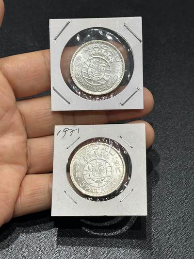 《外钞收藏家》第六百一十一期（农历新年第一场/快递恢复正常再发货）（长期征集拍品、欢迎藏友们联系合作） - 1971年澳门5元银币 2枚一起