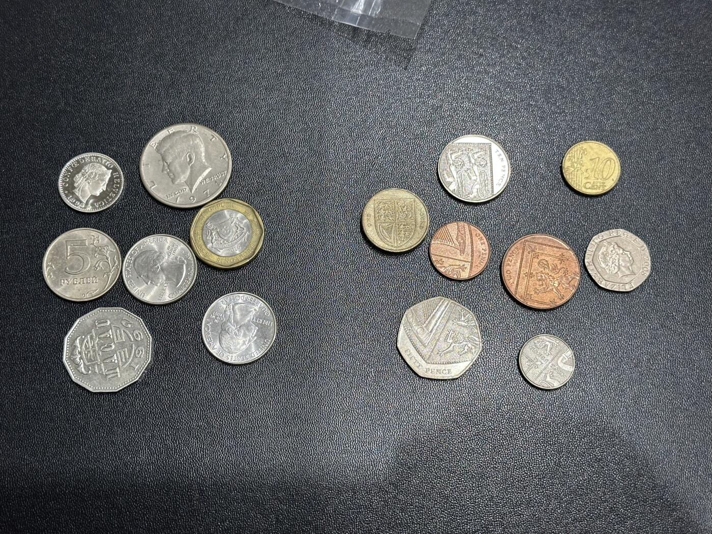 《外钞收藏家》第六百一十一期（农历新年第一场/快递恢复正常再发货）（长期征集拍品、欢迎藏友们联系合作） 英国盾牌银币+美国、澳门、新加坡等硬币15枚一起