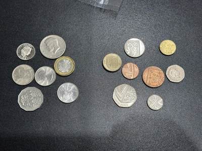 《外钞收藏家》第六百一十一期（农历新年第一场/快递恢复正常再发货）（长期征集拍品、欢迎藏友们联系合作） - 英国盾牌银币+美国、澳门、新加坡等硬币15枚一起