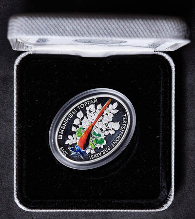 【俄甄集藏】马年新春第一拍 2026年(048)02-25星期三 晚 19:30 全场包邮 - 哈萨克斯坦2015年野生动物系列-寿带鸟500坚戈彩绘精制椭圆大银币，原盒证，重31.1克，925银，发行量3000枚