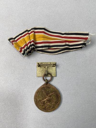 万国钱币拍卖第061期（马年首拍） 1900年德国庚子事变纪念铜制奖章 奖章奖励那些在帝德的东亚战争（八国联军侵华）中的英勇和坚韧行为 此枚带有原铸吊环和两道杠勋略以及原始勋带 红铜光保存极美可佩戴状态 22.9g（含吊环）32mm