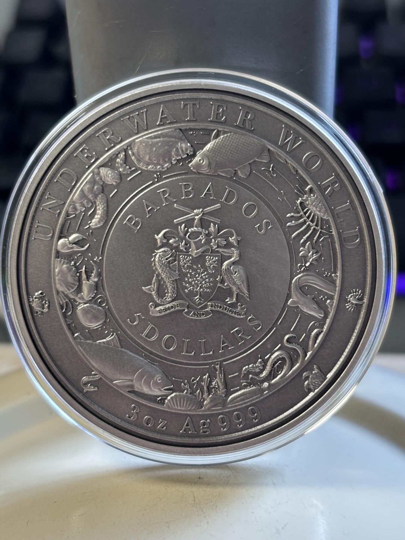 第191期拍卖 巴巴多斯2019海底世界系列3盎司海豚镶透明珐琅银币，999银，发行999枚