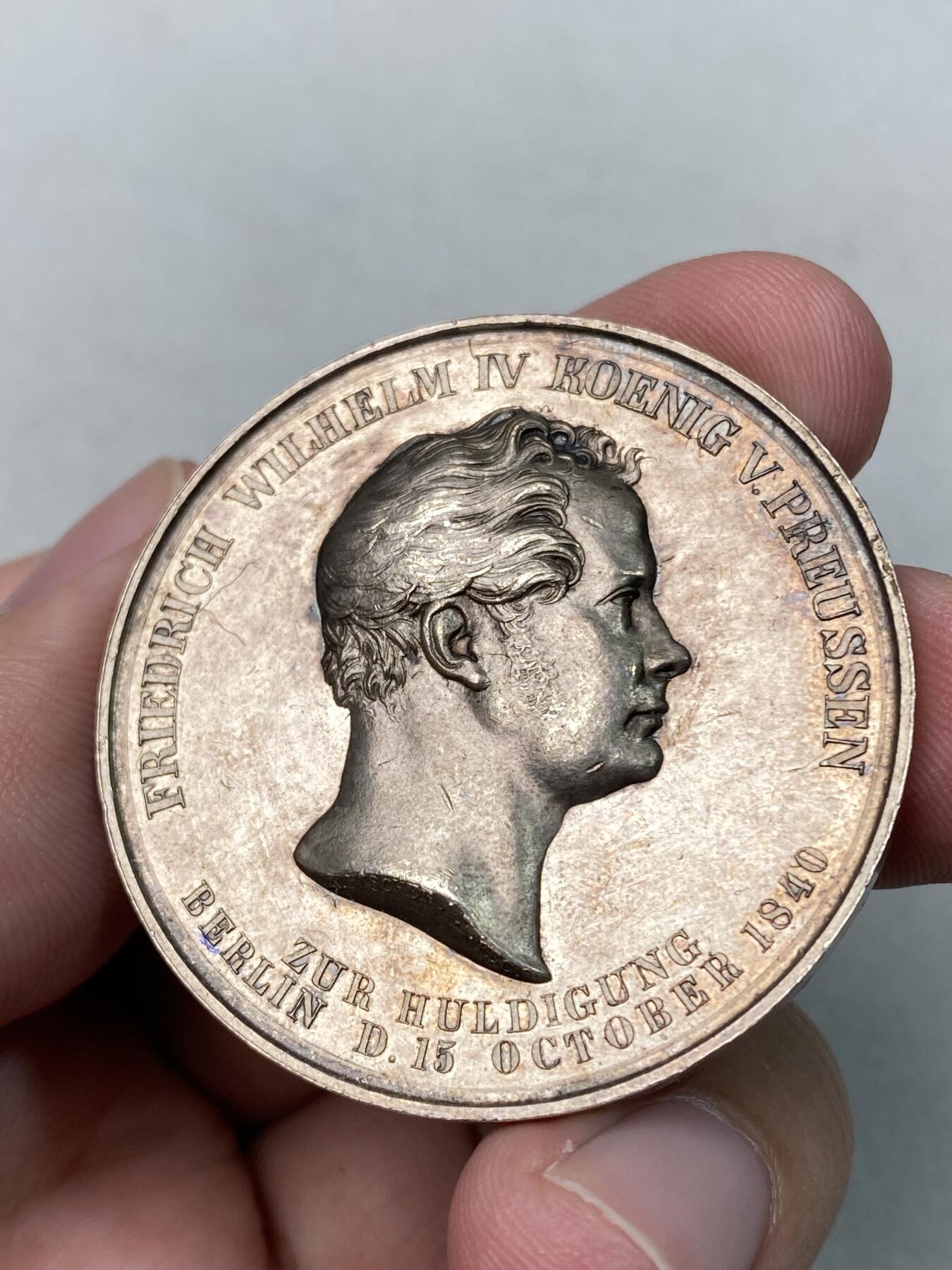 万国钱币拍卖第061期（马年首拍） 1840年德国普鲁士威廉四世克承大统继国王位加冕纪念大银章 香槟淡彩极美 普鲁士经典名誉加冕系列的开山之作 后续的威廉一世 二世均以此设计为蓝本 28.8g 42mm