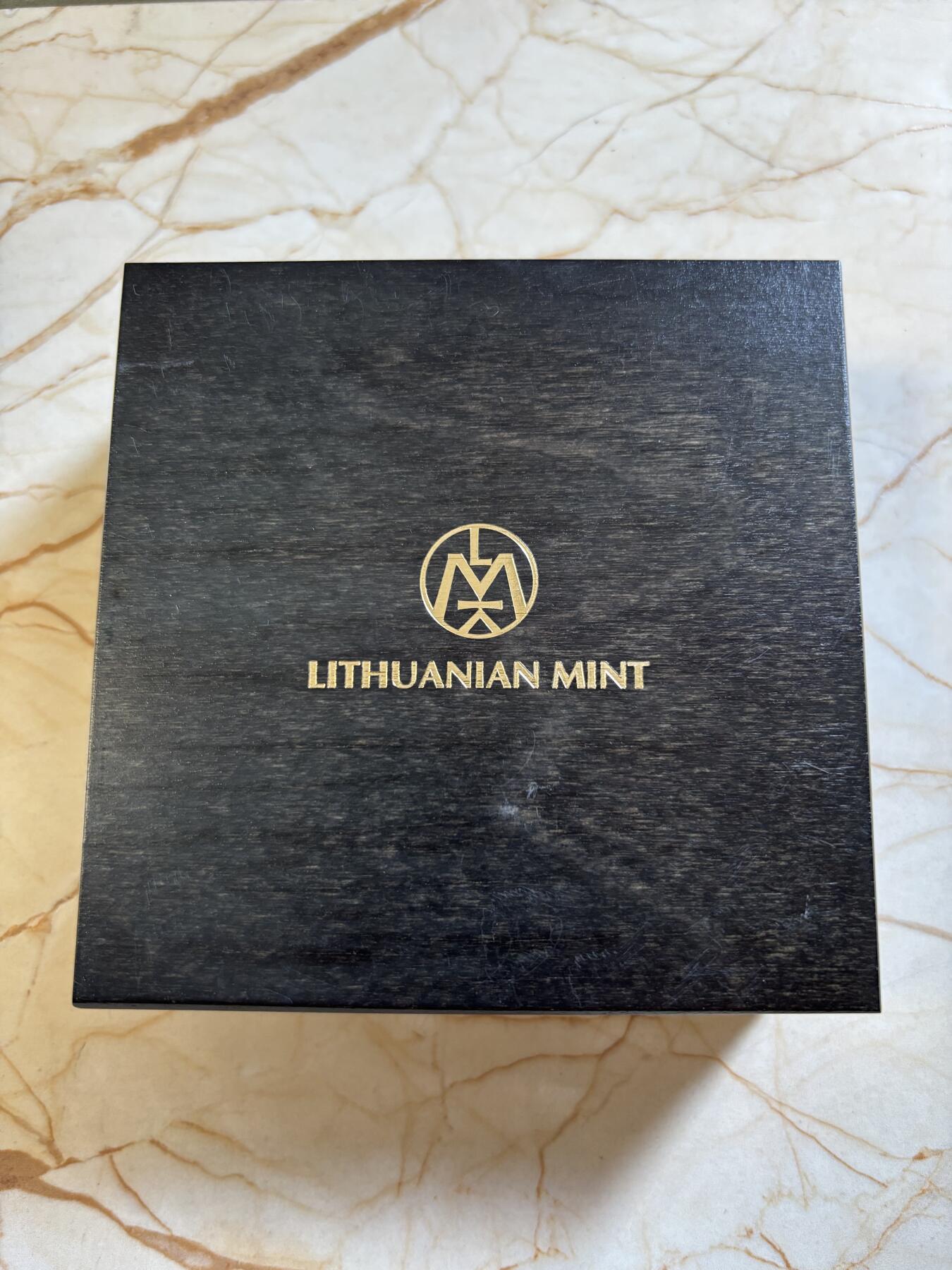 第191期拍卖 纽埃2022年中国生肖虎年圆点白虎2盎司纪念银币，999银，发行500枚，盒子内衬有破