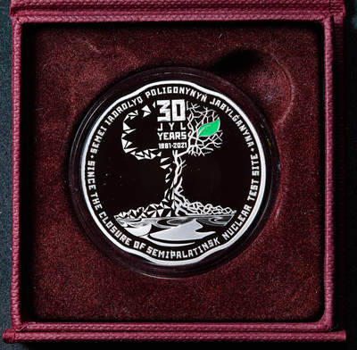 【俄甄集藏】马年新春第一拍 2026年(048)02-25星期三 晚 19:30 全场包邮 - 哈萨克斯坦2021年纪念塞米巴拉金斯克核试验场关闭30周年500坚戈异形精制大银币，原盒证，重31.1克，925银，发行量5000枚