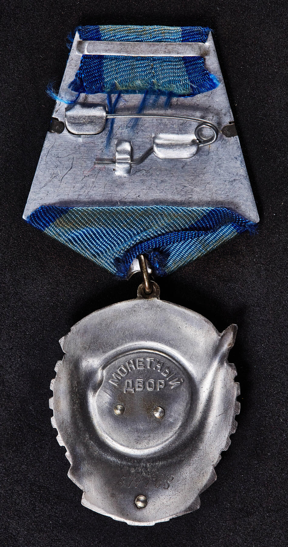 【俄甄集藏】马年新春第一拍 2026年(048)02-25星期三 晚 19:30 全场包邮 苏联劳动红旗勋章，银质珐琅局部镀金，671768号，全品，纯银部分重量约：36克