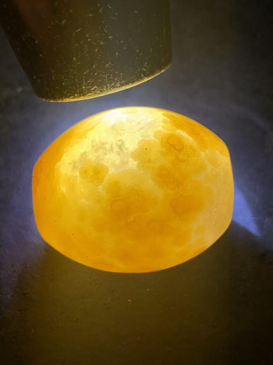 精美冰飘鸡油黄战国红玛瑙随形桶珠一颗！