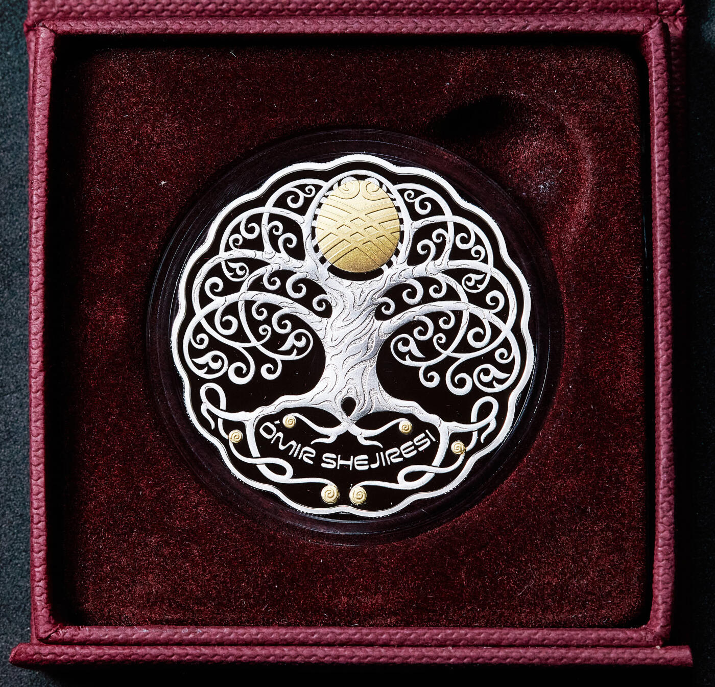 【俄甄集藏】马年新春第一拍 2026年(048)02-25星期三 晚 19:30 全场包邮 哈萨克斯坦2021年游牧民族宝藏-生命之树777坚戈镶金精制异形大银币，原盒证，重31.1克，925银，另含999金0.03克，发行量7777枚，热门品种，设计精美