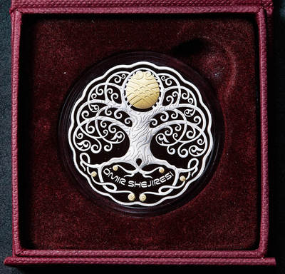 【俄甄集藏】马年新春第一拍 2026年(048)02-25星期三 晚 19:30 全场包邮 - 哈萨克斯坦2021年游牧民族宝藏-生命之树777坚戈镶金精制异形大银币，原盒证，重31.1克，925银，另含999金0.03克，发行量7777枚，热门品种，设计精美