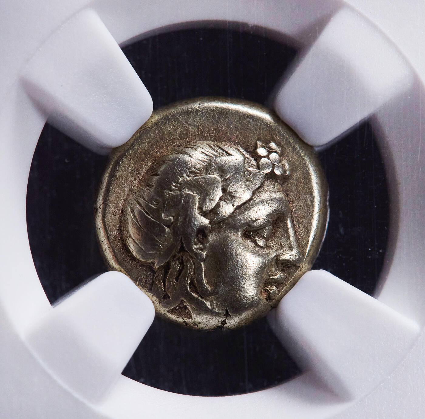 【俄甄集藏】马年新春第一拍 2026年(048)02-25星期三 晚 19:30 全场包邮 古希腊莱斯博斯岛公元前377年-前326年酒神和潘神琥珀金币，NGC VF( Str 3/5, Sur 3/5)，米蒂利尼城邦发行，直径：10mm，重量：2.54g，面值：1/6标准重琥珀金标币，正面：年轻的酒神狄奥尼索斯头像，反面：潘神头像