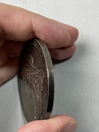 万国钱币拍卖第061期（马年首拍） 1897年英国维多利亚登基60周年纪念大银章 大规格天鹅绒淡彩 边缘小磕 原盒一并赠送 87g 55mm