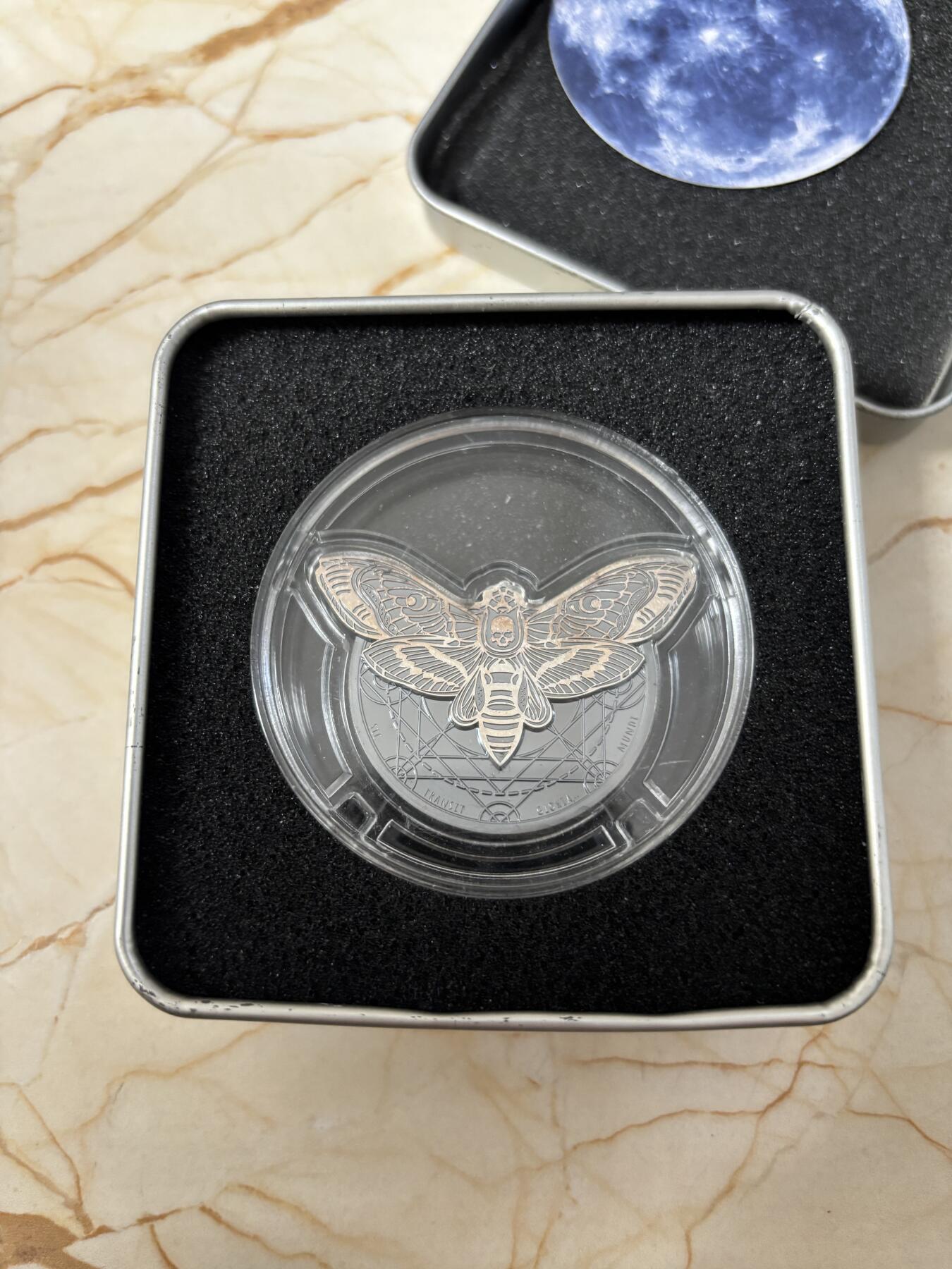 第191期拍卖 坦桑尼亚2018年鬼脸天蛾2盎司纪念银币，999银，发行999枚，塑料盒有破