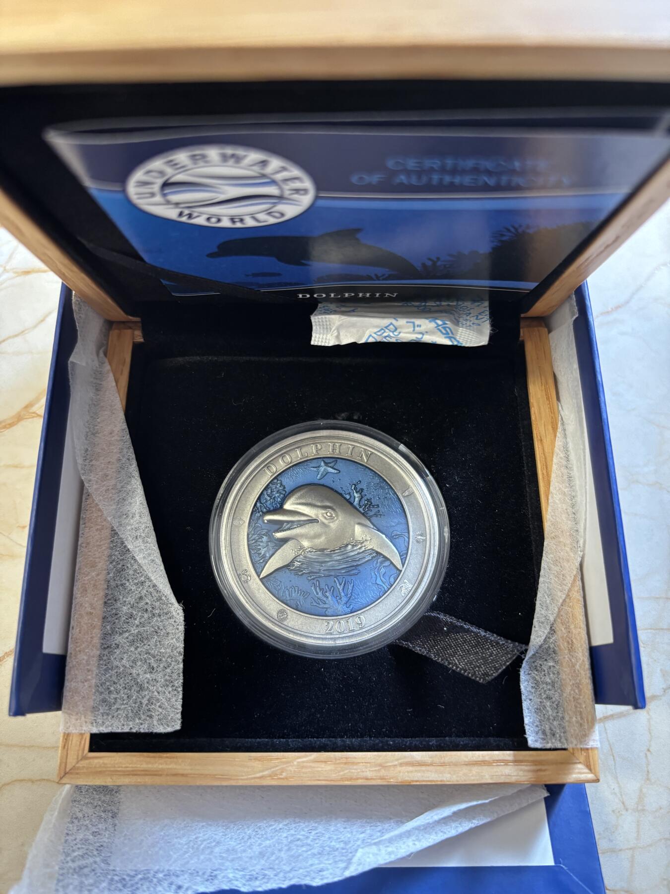 第191期拍卖 巴巴多斯2019海底世界系列3盎司海豚镶透明珐琅银币，999银，发行999枚