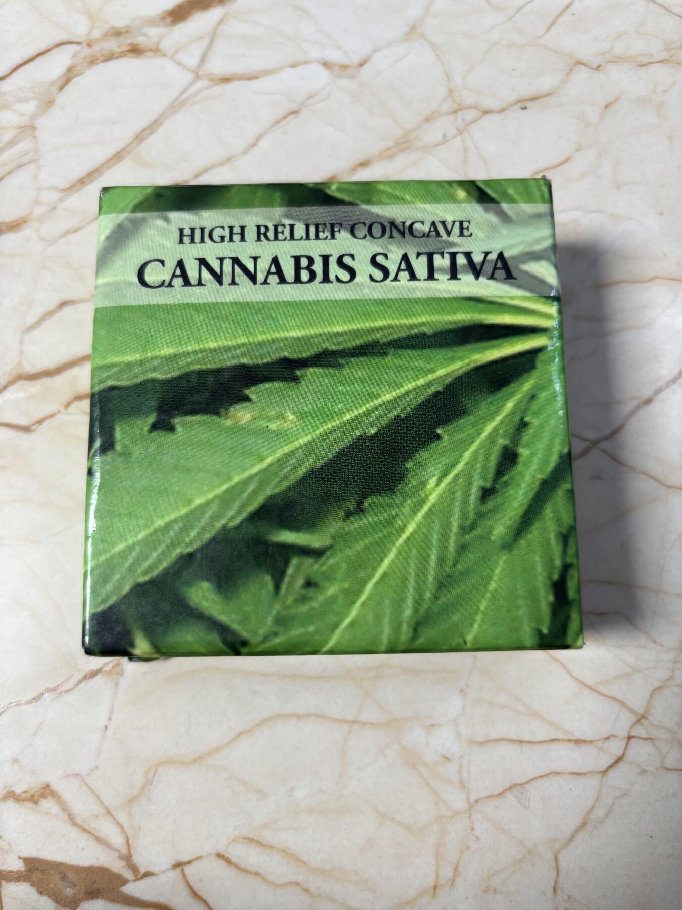 第191期拍卖 贝宁2016年绿色植物叶子系列2凹面高浮雕彩色银币，999银，发行999枚