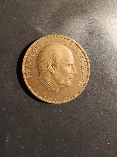 老王徽章第182期 - 法国密特朗总统纪念章    直径24mm