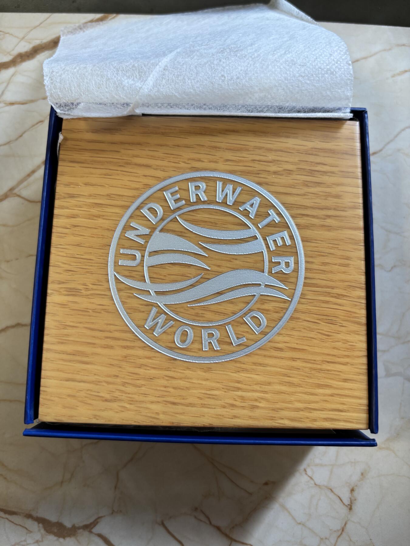 第191期拍卖 巴巴多斯2019海底世界系列3盎司海豚镶透明珐琅银币，999银，发行999枚