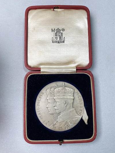 万国钱币拍卖第061期（马年首拍） 1935年英国乔治五世登基25周年大银章 大规格磨砂MATTE工艺 未使用收藏级品质 原盒一并赠送 86.8g 56mm