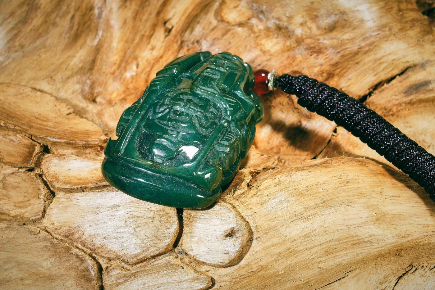 上海都达杂项专场三十一【全场包邮】  天然翡翠（A货）精雕《武财神》挂件 附鉴定证书89-37