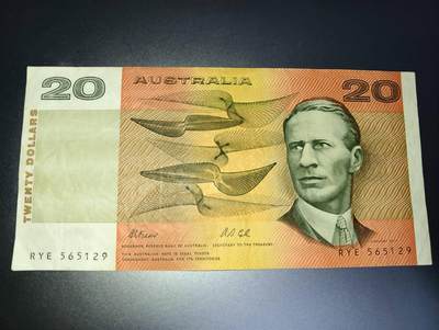 春节钱币瓷器清货捡漏拍场 - 澳大利亚老版纸质20元 大票幅 签名和品相如图