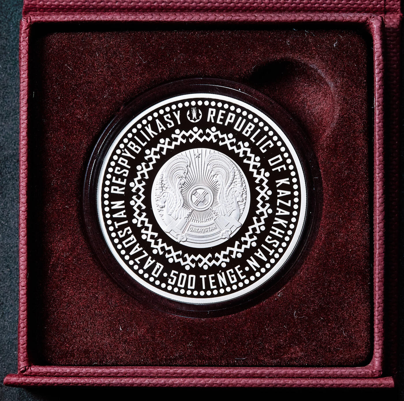 【俄甄集藏】马年新春第一拍 2026年(048)02-25星期三 晚 19:30 全场包邮 哈萨克斯坦2022年游牧民族宝藏-九石棋镶金铑化500坚戈精制大银币，原盒证，重31.1克，925银，另含999金0.03克，发行量3000枚，铑化黑精制版稀少