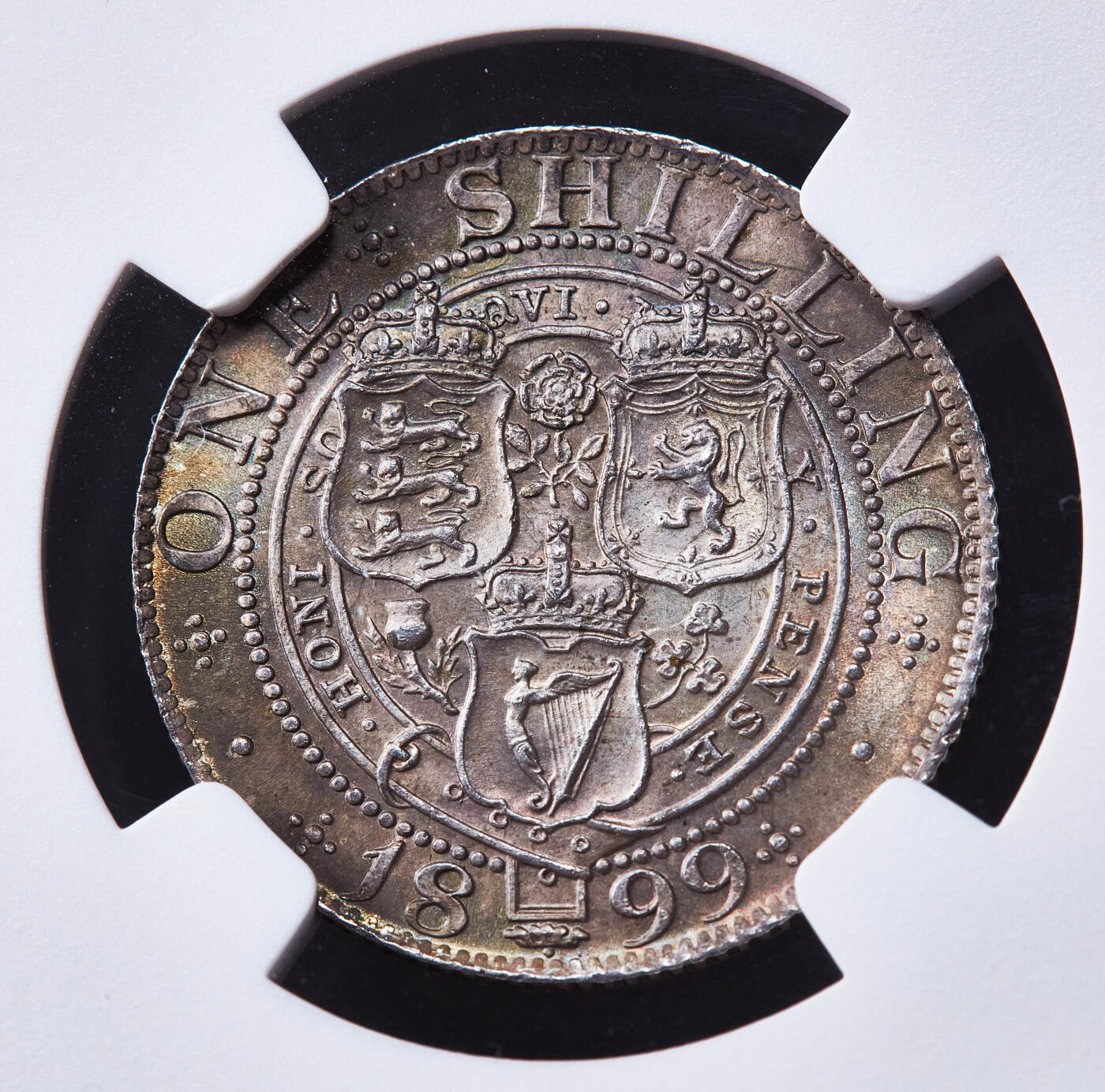 【俄甄集藏】马年新春第一拍 2026年(048)02-25星期三 晚 19:30 全场包邮 英国1899年维多利亚披纱版1先令银币，NGC MS64，五彩包浆，转光品相