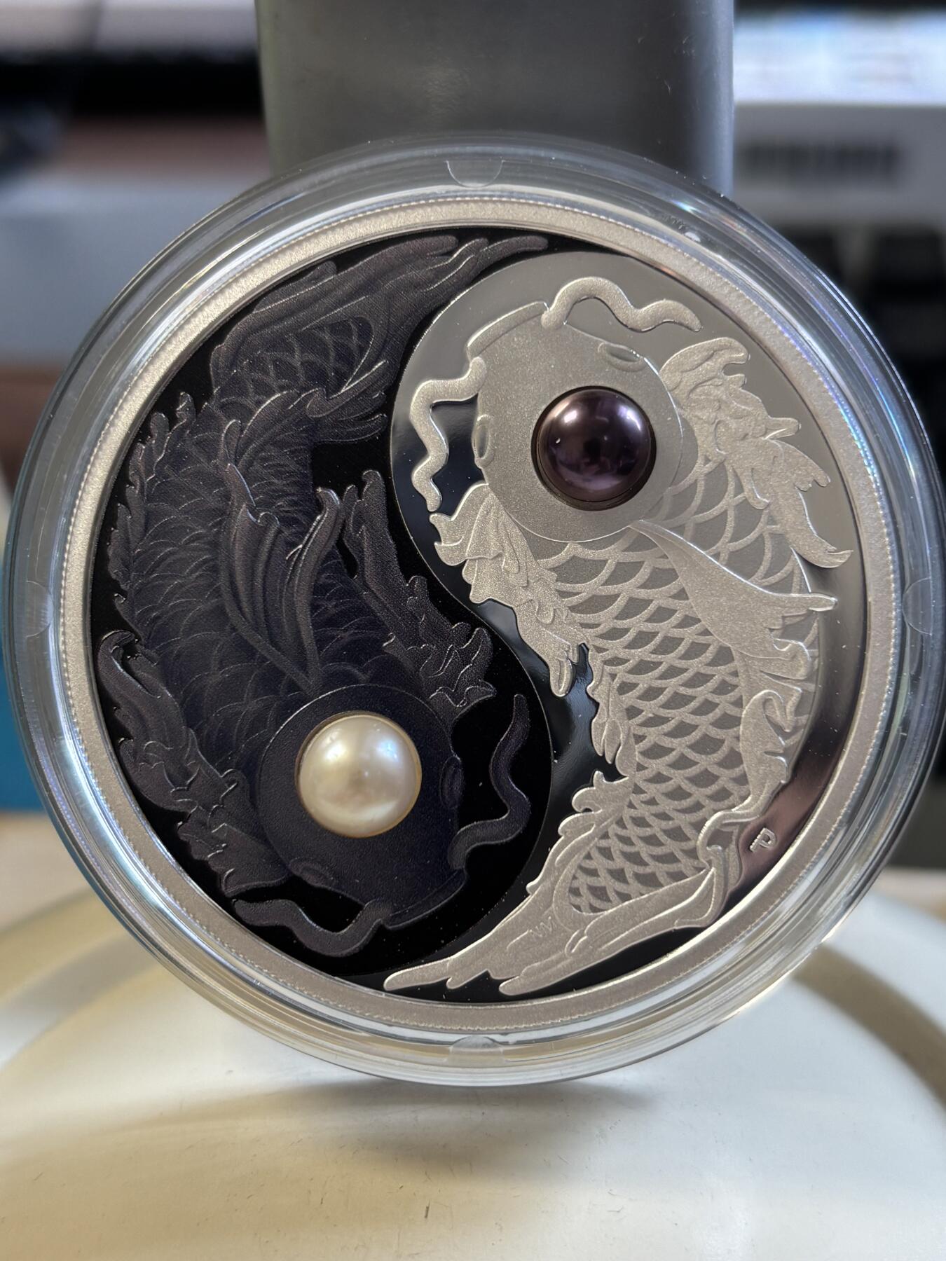 第191期拍卖 图瓦卢2024年阴阳太极锦鲤镶嵌珍珠5盎司彩色银币，9999银，发行750枚，盒子内衬有裂痕