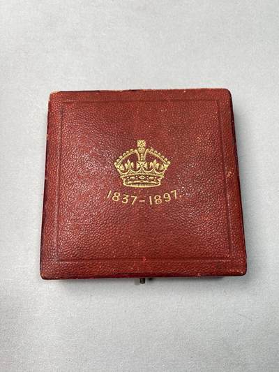 万国钱币拍卖第061期（马年首拍） 1897年英国维多利亚登基60周年纪念大银章 大规格天鹅绒淡彩 边缘小磕 原盒一并赠送 87g 55mm