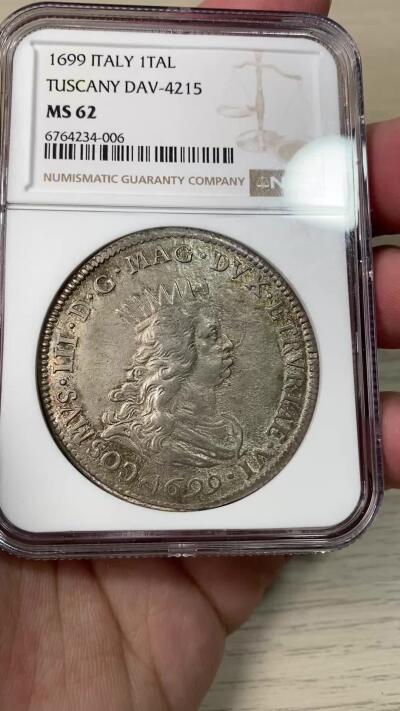 万国钱币拍卖第061期（马年首拍） NGC MS62 1699年意大利托斯卡纳大公科西莫三世·德·美第奇海景塔勒大银 作为佛罗伦萨最为出名的名门望族 文艺复兴的中流砥柱 美第奇家族已然成为了艺术史上绕不开的名字 其对发行钱币的艺术追求自然也是领先于时代 而此枚海景塔勒就是其中的代表之作 这枚发行于17世纪末的大银描绘了当时利沃诺港口的繁荣景象 打制清晰 光度柔和 优雅地中海淡彩包浆环绕 不容错过的典藏级品质