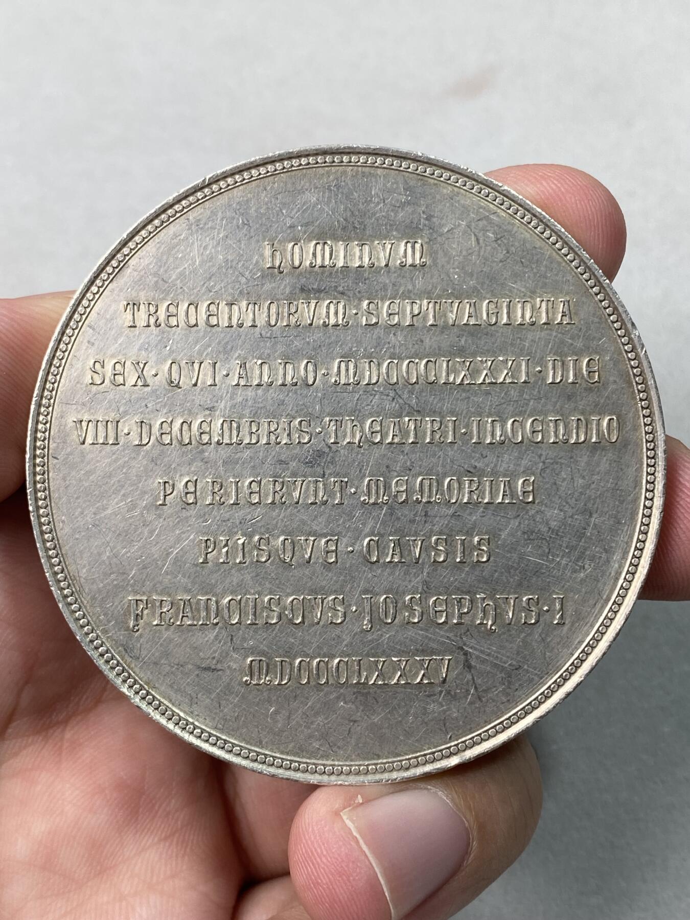 万国钱币拍卖第061期（马年首拍） 1885年奥地利维也纳弗里德里希·施密特所建赎罪教堂纪念大银章 1881年12月8日位于维也纳的剧场被烧毁 约380人丧生 1885年在其原址上建起了赎罪教堂 1951年这座千疮百孔的教堂被拆除 只能从当年币章上一窥究竟 罕见品种大规格收藏级 79.9g 59mm