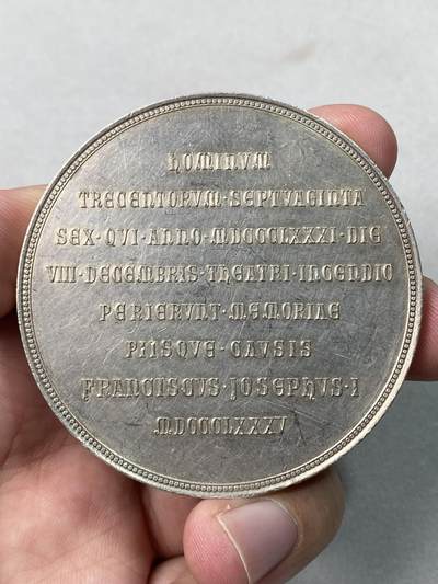 万国钱币拍卖第061期（马年首拍） 1885年奥地利维也纳弗里德里希·施密特所建赎罪教堂纪念大银章 1881年12月8日位于维也纳的剧场被烧毁 约380人丧生 1885年在其原址上建起了赎罪教堂 1951年这座千疮百孔的教堂被拆除 只能从当年币章上一窥究竟 罕见品种大规格收藏级 79.9g 59mm