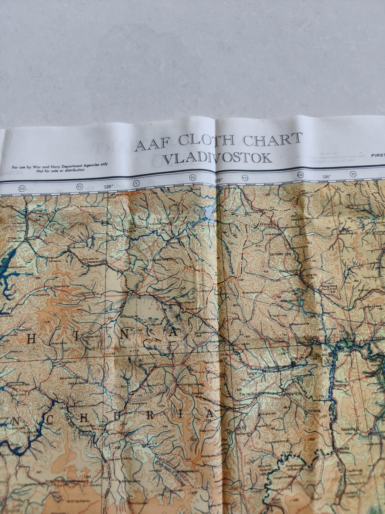 老王徽章第182期  美国二战陆军航空兵逃生图 正面为俄罗斯符拉迪沃斯托克 背面为日据时期首尔 尺寸约60×60cm 少见地区