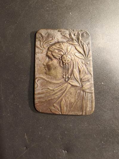 老王徽章第182期 - 法国新艺术风格女性方形纪念章    单面     50×33mm     13.9g