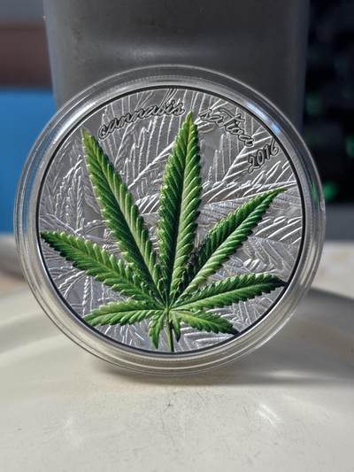 第191期拍卖 - 贝宁2016年绿色植物叶子系列2凹面高浮雕彩色银币，999银，发行999枚