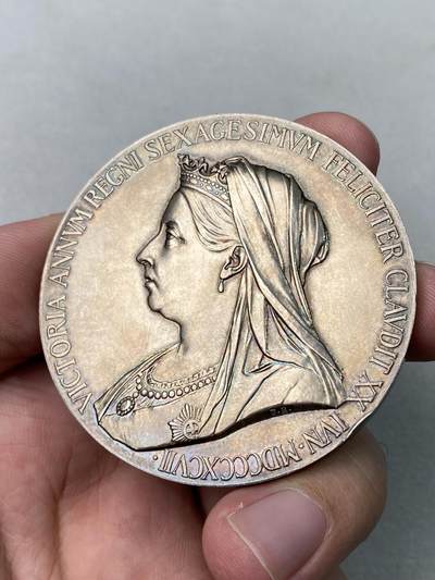 万国钱币拍卖第061期（马年首拍） 1897年英国维多利亚登基60周年纪念大银章 大规格天鹅绒淡彩 边缘小磕 原盒一并赠送 87g 55mm
