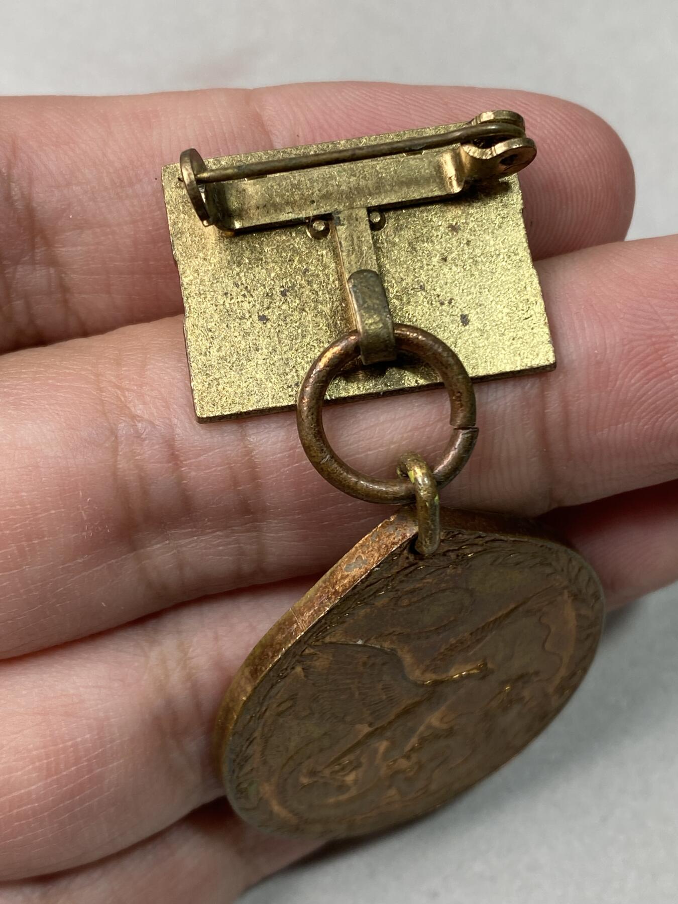 万国钱币拍卖第061期（马年首拍） 1900年德国庚子事变纪念铜制奖章 奖章奖励那些在帝德的东亚战争（八国联军侵华）中的英勇和坚韧行为 此枚带有原铸吊环和两道杠勋略以及原始勋带 红铜光保存极美可佩戴状态 22.9g（含吊环）32mm