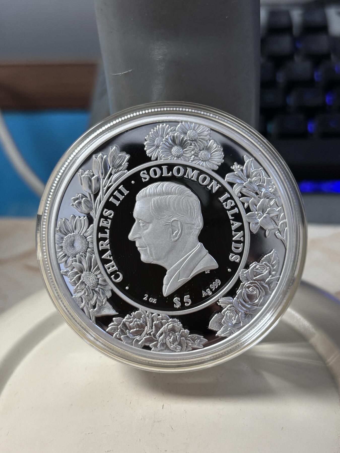 第191期拍卖 所罗门2025年镶嵌牡丹花2盎司纪念银币，999银，发行1500枚