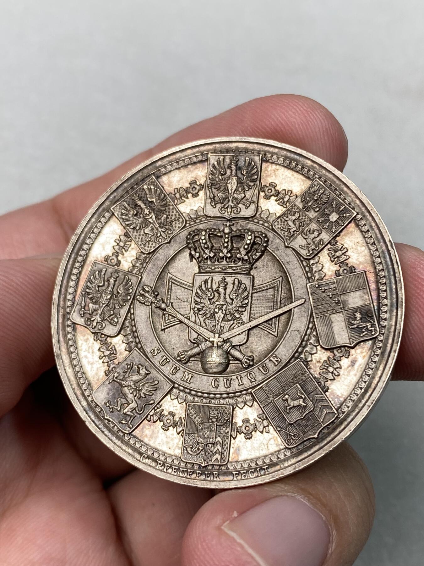 万国钱币拍卖第061期（马年首拍） 1840年德国普鲁士威廉四世克承大统继国王位加冕纪念大银章 香槟淡彩极美 普鲁士经典名誉加冕系列的开山之作 后续的威廉一世 二世均以此设计为蓝本 28.8g 42mm